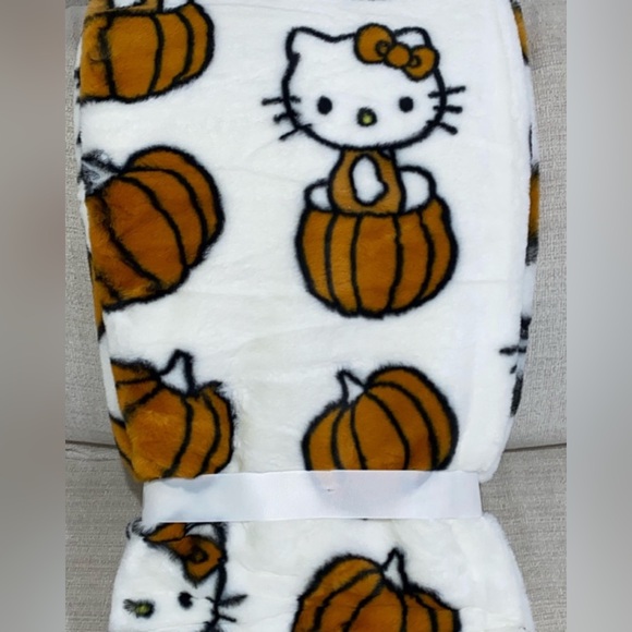 Hello Kitty Halloween 2024 "60 x 90"
NWT Plush Pumpkin Blanket Viral Faux Fur - Picture 2 of 6